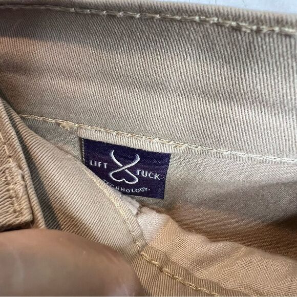 NYDJ CROP tan embellishment on back pockets - Picture 5 of 10